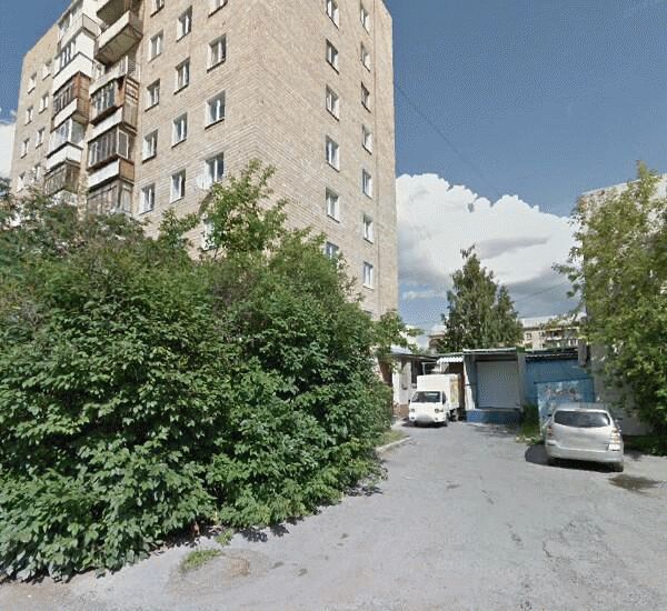 Банкомат Уральского Банка Реконструкции и Развития по адресу ул. Титова,  д. 18