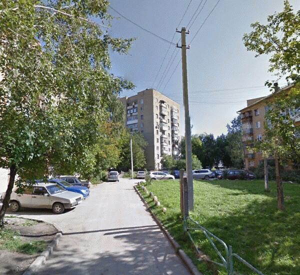 Банкомат Уральского Банка Реконструкции и Развития по адресу ул. Ильича,  д. 52