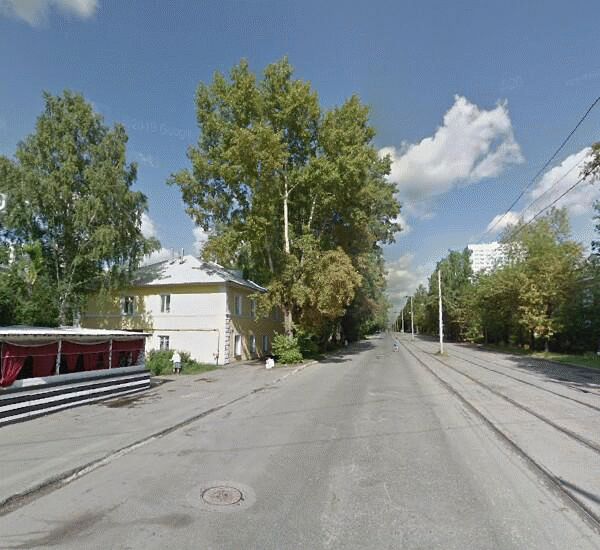 Банкомат Уральского Банка Реконструкции и Развития по адресу ул. Энтузиастов,  д. 27