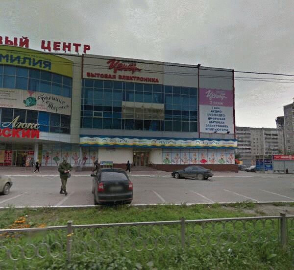 Банкомат банка Юниаструм по адресу ул. Восстания, д. 50, лит. А, ТЦ «Кировский Люкс», магазин «Фамилия»