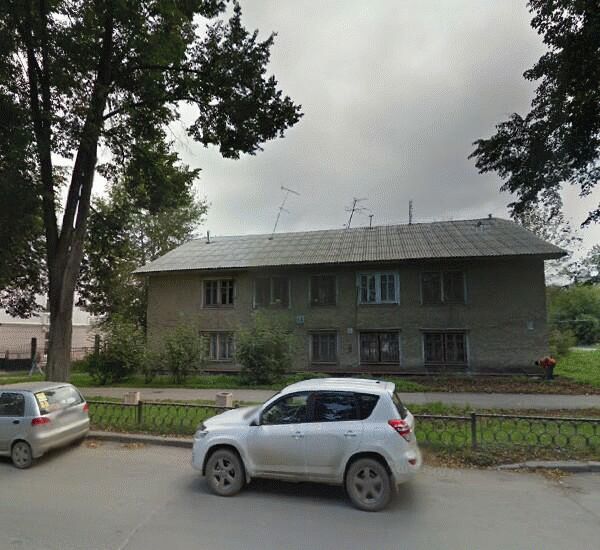 Банкомат Уральского Банка Реконструкции и Развития по адресу ул. Баумана, д. 14, на углу с ул. Бабушкина