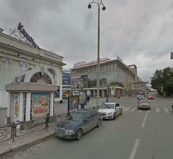 Банкомат Уральского Банка Реконструкции и Развития по адресу пр. Ленина, д. 43, кинотеатр «Колизей»