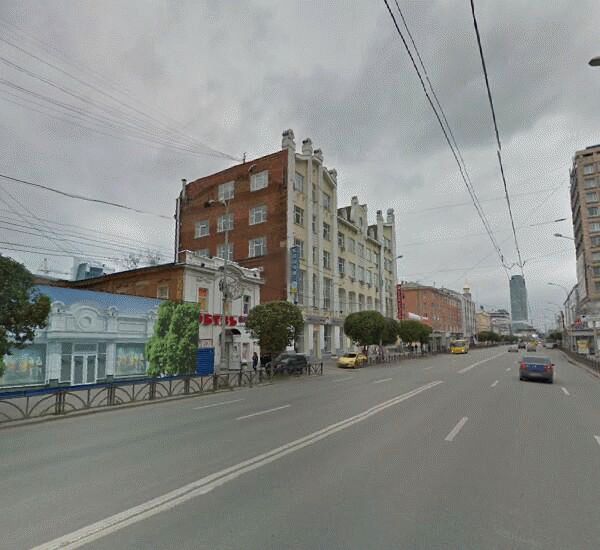 Банкомат Уральского Банка Реконструкции и Развития по адресу ул. Малышева,  д. 30