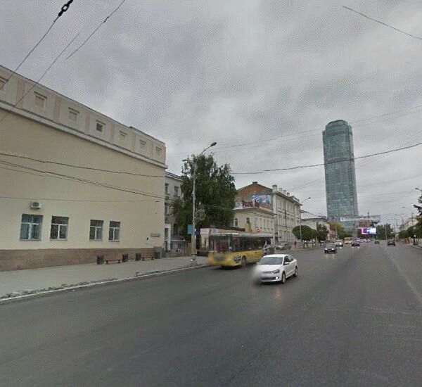 Банкомат Уральского Банка Реконструкции и Развития по адресу ул. Малышева,  д. 33