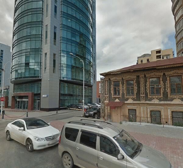 Банкомат Уральского Банка Реконструкции и Развития по адресу ул. Сакко и Ванцетти,  д. 67